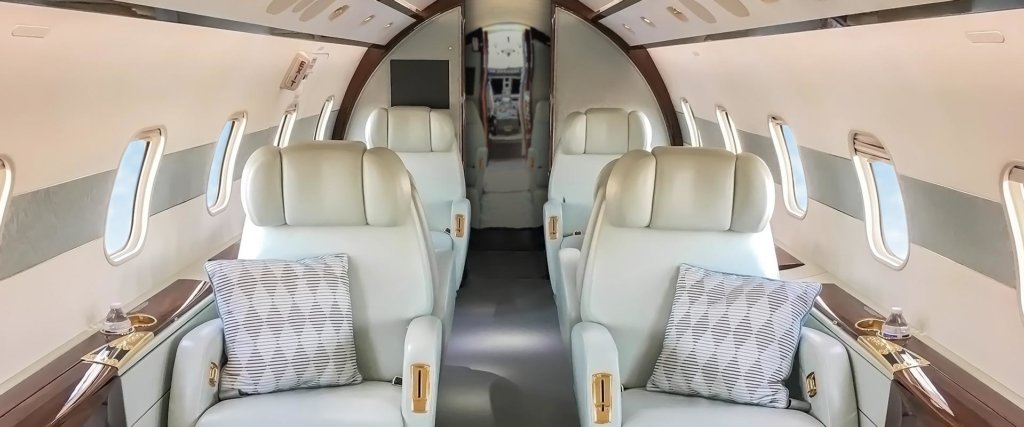 Bombardier Challenger 300 interior cabin walkway